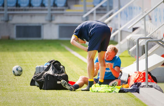Mikael Antonsson får sin vad lindad