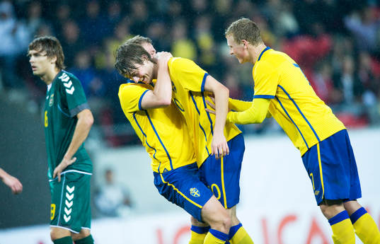 2-0 Rasmus Jönsson, Sverige, grattas av 1-0 skytten John
