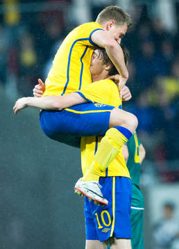 2-0 Rasmus Jönsson, Sverige, grattas av 1-0 skytten John