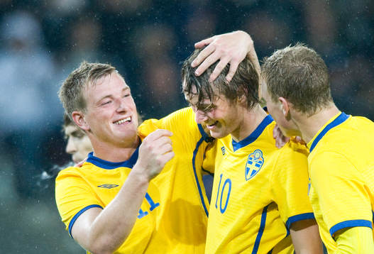 2-0 Rasmus Jönsson, Sverige, grattas av 1-0 skytten John
