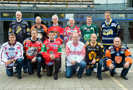 Bakre raden från vänster: Roger Melin, tränare, AIK,