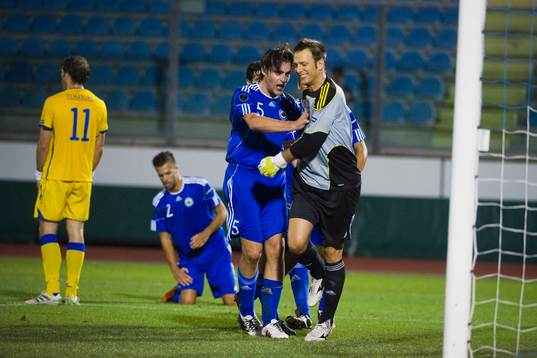 Federico Valentini, målvakt, San Marino, klappas om