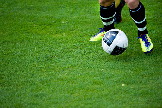Fot, fötter, boll, fotboll, gräsmatta, fotbollsplan