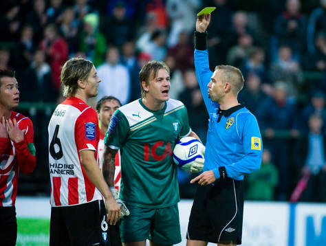 Johan Hamlin, domare ger Daniel Andersson, Malmö ett gult