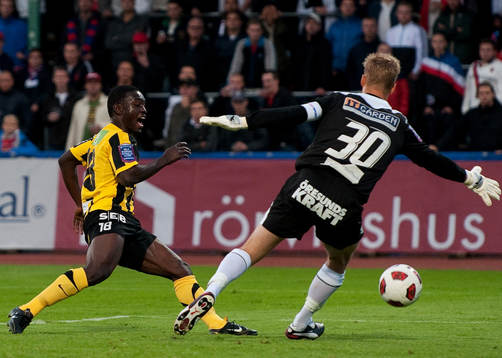 Majeed Waris, Häcken, Pär Hansson, målvakt Helsingborg