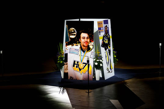 Ishockey, Minnescermoni för Stefan Liv