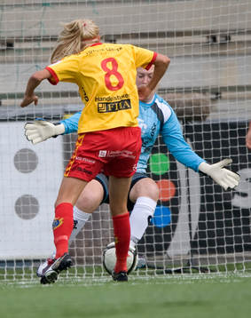 Josefine Öqvist, Tyresö mot Thora Helgadottir, målvakt,