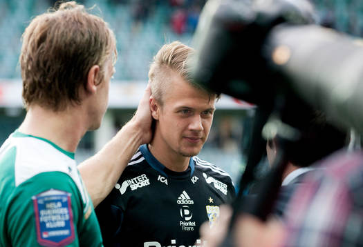 Johan Dahlin, målvakt Malmö, kramar om brorsan Erik