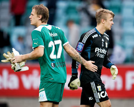 Johan Dahlin, målvakt Malmö, kramar om brorsan Erik