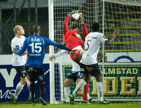 Mattias Gustavsson, målvakt,  Gefle, framför Joe Sise,
