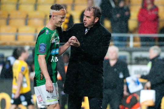 Alexander Axén, tränare GAIS, klappar om Fredrik Lundgren