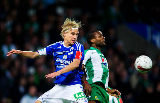 Pontus Engblom, Sundsvall, i en luftduell med Isaac Pupo,