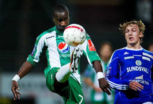 Cheikh Tidiane Sarr, Hammarby, sparkar till bollen framför