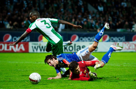 Jose Monteiro och  Johannes Hopf, målvakt, Hammarby, ser
