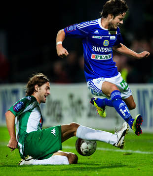 Simon Helg, Hammarby, tacklar Robert Lundström, Sundsvall