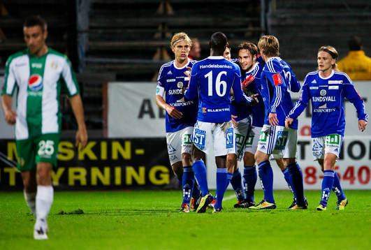 Kevin Walker, Sundsvall, omfamnas