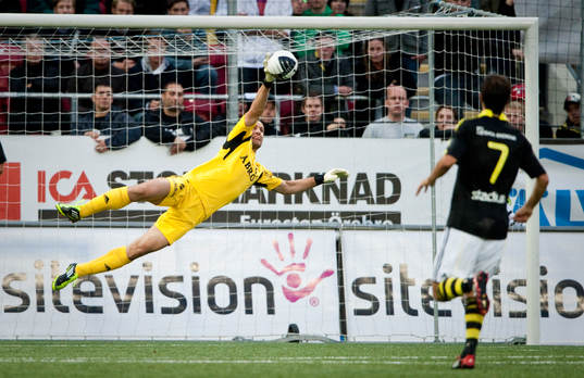 Ivan Turina, målvakt AIK gör en av flera räddningar