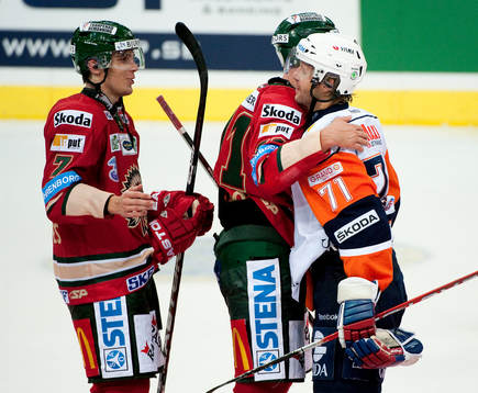 Henrik Tömmernes och Mikael Johansson, Frölunda, tackar