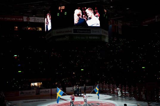 Niklas Andersson tackas av innan matchen