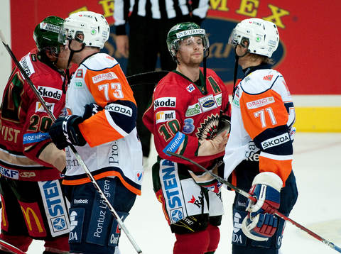 Fredrik Pettersson, Frölunda, tackar Tomi Kallio, Växjö