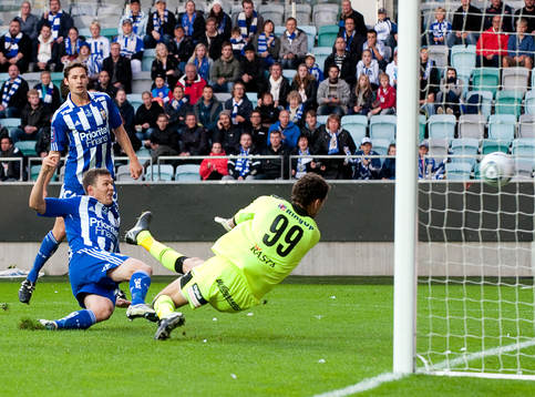 Hannes Stiller, Göteborg, gör 3-3 bakom Etrit Berisha,