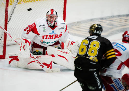 Joakim Lundström, Timrå, har fokus på pucken