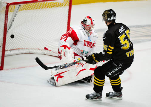 Linus Videll, AIK, gör 5-0 på straff bakom Joakim