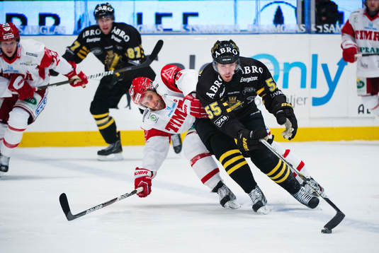 Per Hallin, Timrå, försöker stoppa Linus Videll, AIK