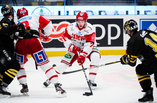 Marcus Högström, Timrå, kontrollerar pucken