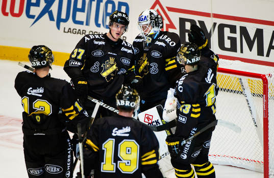 AIK-spelare med målvakten Viktor Fasth i mitten jubel