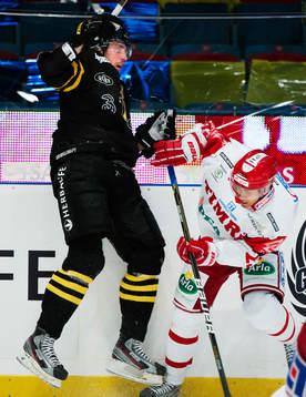 Patrik Nemeth, AIK, blir tacklad av Jeremy Boyce Rotevall,