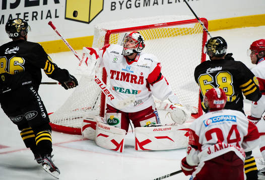 Joakim Lundström, Timrå, stöter bort pucken från