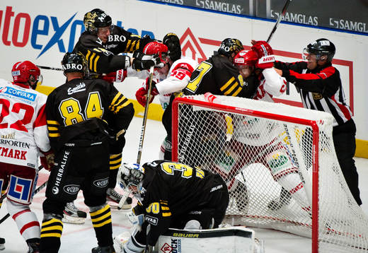 AIK- och Timrå-spelare bråkar bakom mål. Bråk, slagsmål