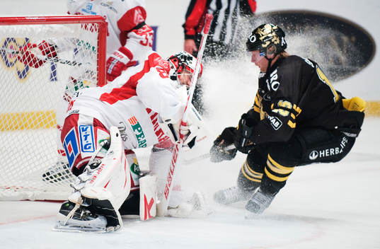 Richard Gynge, AIK, irriterar framför Joakim Lundström,