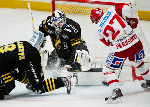 Timo Pärssinen, Timrå, oroar framför Viktor Fasth,