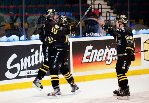 Oscar Steen kramas om av Richard Gynge, AIK