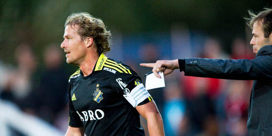 Andreas Alm, tränare, AIK, dirigerar lagkapten Daniel