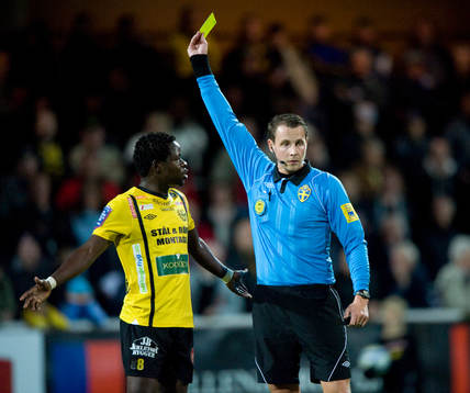 Varning Patrick Osiako, Mjällby, gult kort av domare