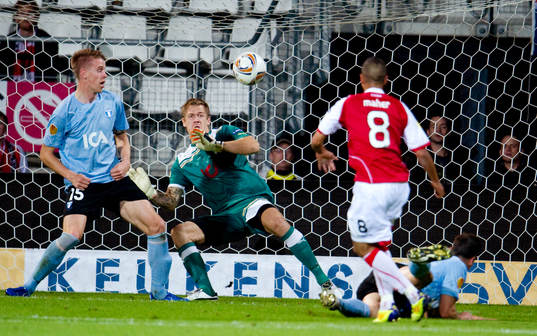 Adam Maher, AZ Alkmaar, slår in 3-0 bakom Johan Dahlin,