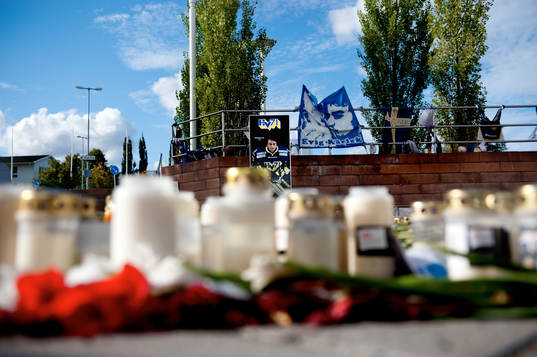 Blommor och ljus utanför Kinnarps Arena för att hedra