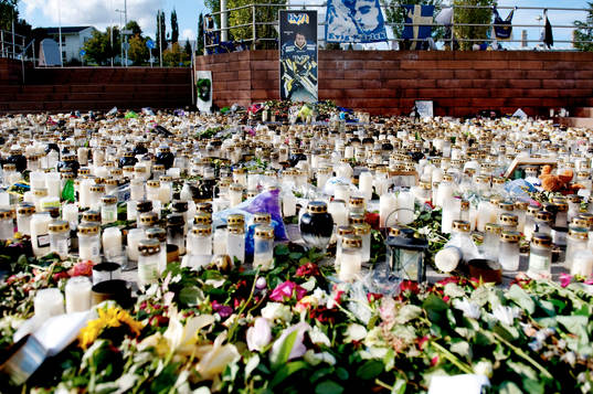 Blommor och ljus utanför Kinnarps Arena för att hedra