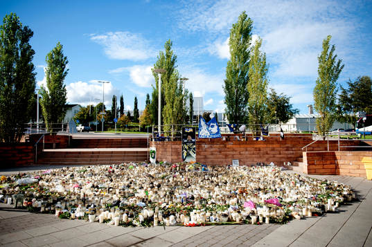 Blommor och ljus utanför Kinnarps Arena för att hedra