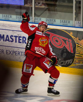 Almtuna tog ledningen med 1-0 genom Niklas Anger,  jubel