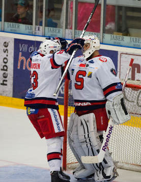 Julius Hudacek, målvakt, Södertälje gratuleras