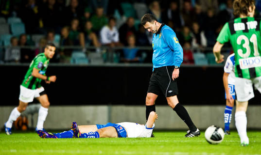 Martin Ingvarsson, domare, tittar till skadad spelare