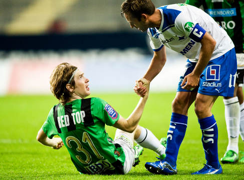 Markus Gustafsson, Gais får hjälp upp av Mathias Florén,