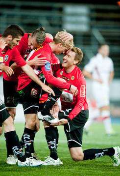 Mikael Bengtsson putsar vänster skon på Thomas Raun