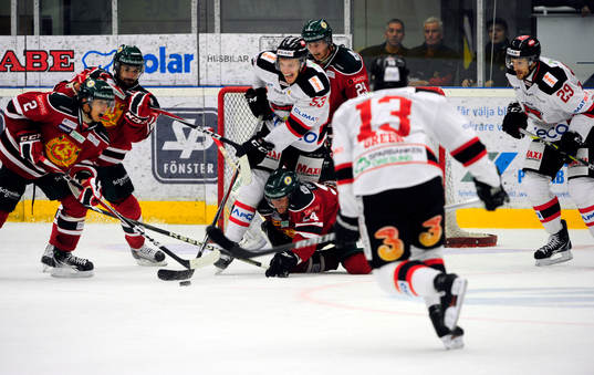 Lukas Ereiksson, Malmö, trycker på mot Moras försvar