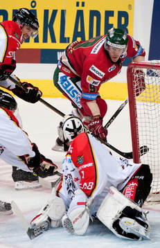 Magnus Kahnberg, Frölunda, har ett mål inne som blir