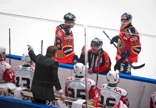 Ulf Samuelsson, tränare Modo prata med domaren